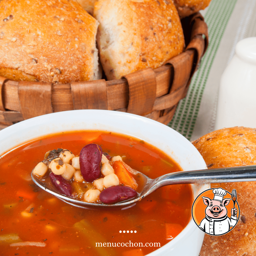 Soupe aux haricots avec pain, cuisine traditionnelle.