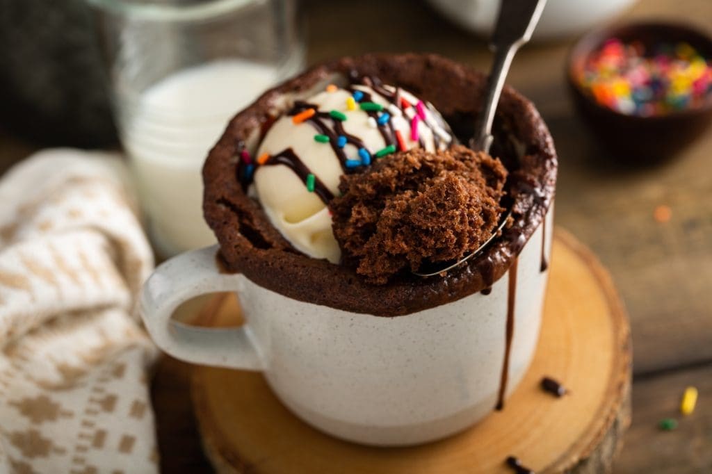 10 recipes with 5 ingredients, 15 minutes and it's ready! Chocolate cake in a mug with ice cream and sprinkles