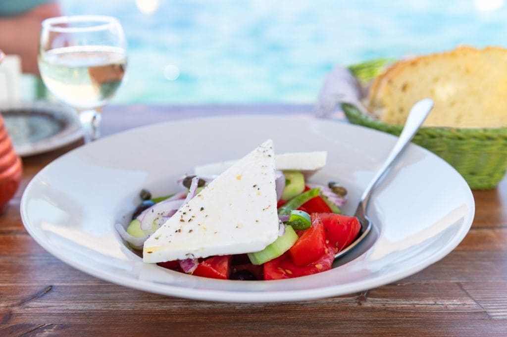10 Recettes de Salades Savoureuses pour Toutes les Occasions Traditional Greek Salad, Greece